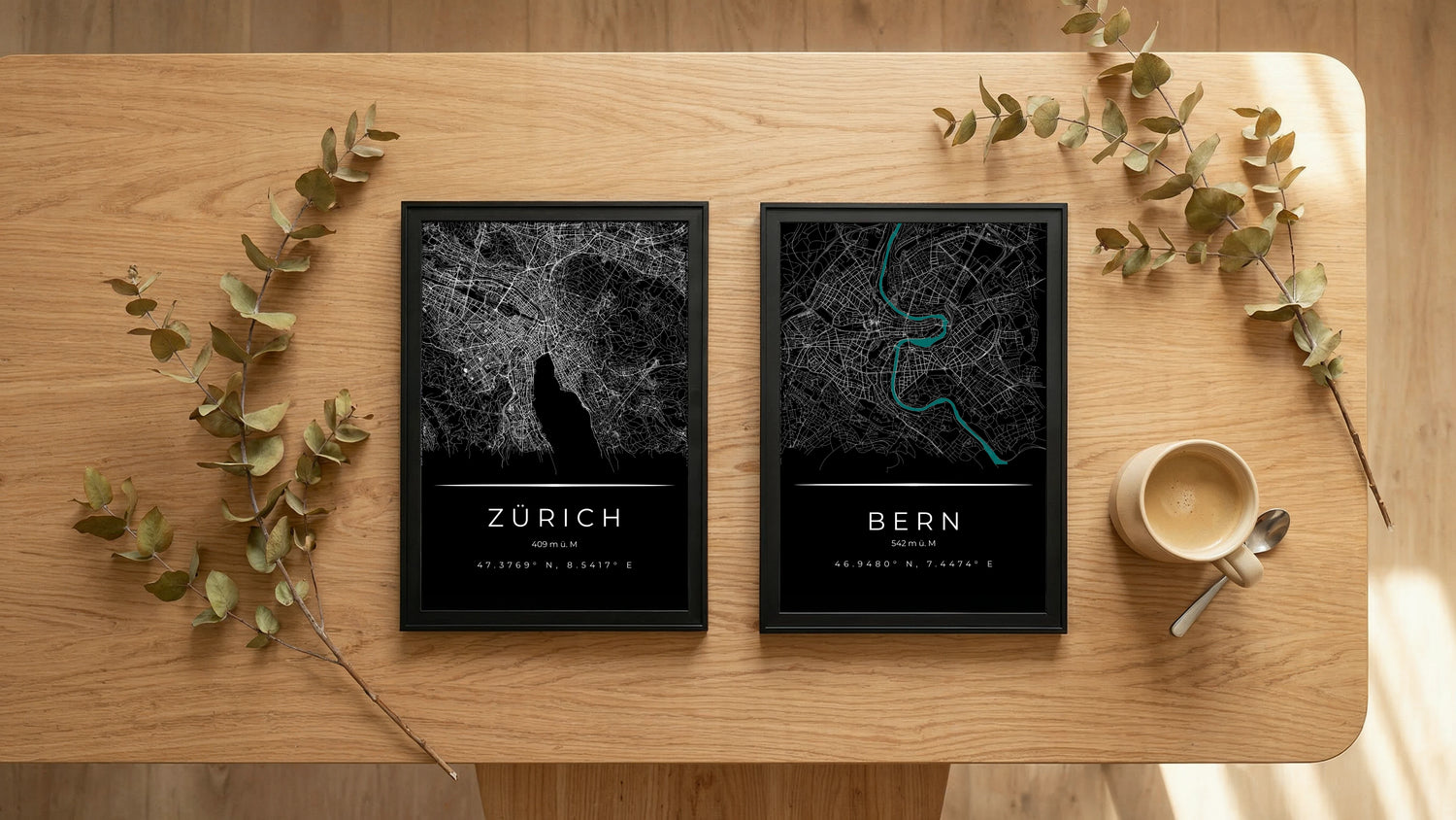 Zwei Wandkunst Poster von Bern und Zürich auf einem Holztisch. Swiss-Made und hochauflösend