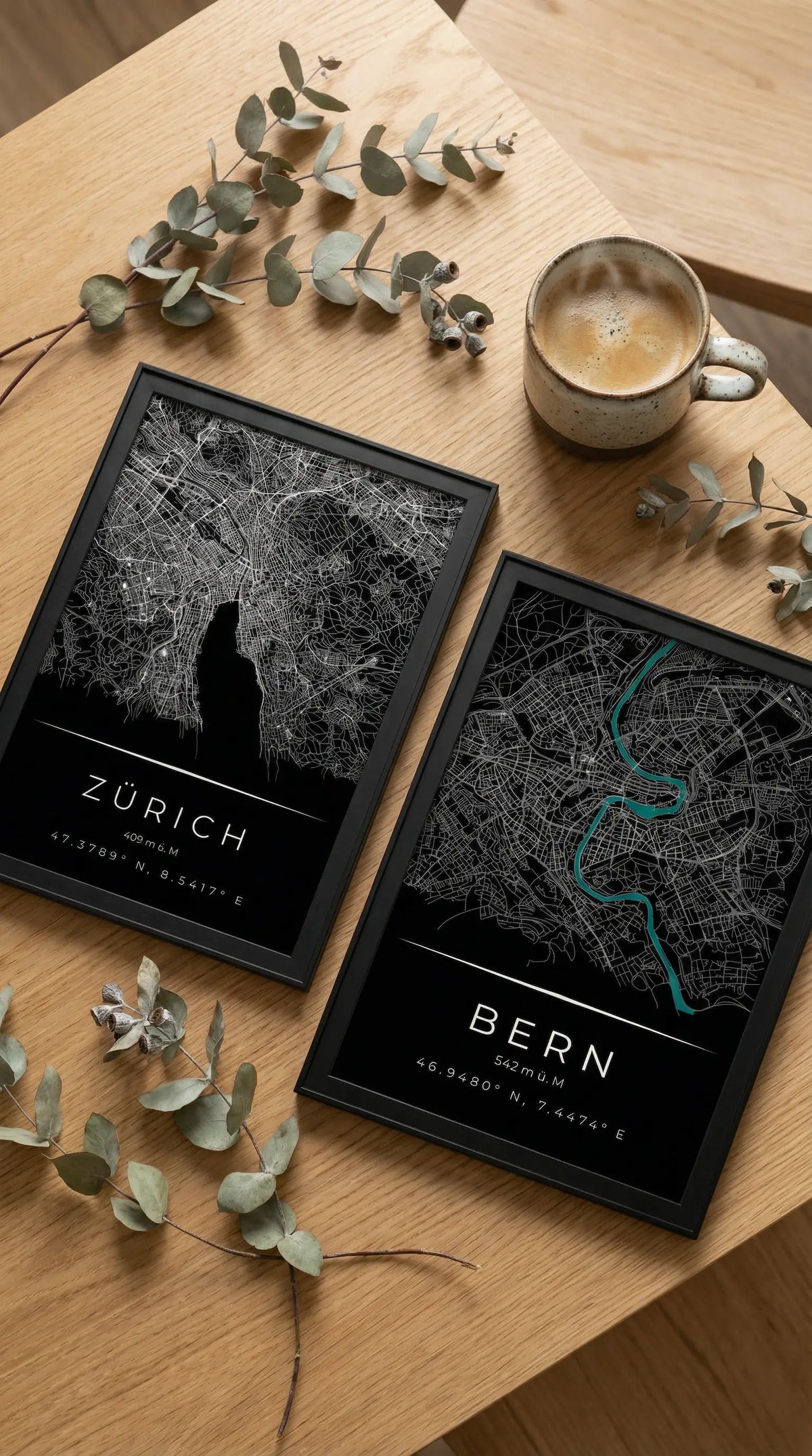 Bern und Zürich Stadtkarte Kunstdruck auf Holztisch mit Eukalyptus-Zweigen, minimalistisches Flat-Lay